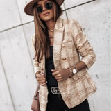 Elegante blazer cruzado a cuadros con corte entallado y mangas largas.