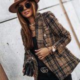 Elegante blazer cruzado a cuadros con corte entallado y mangas largas.