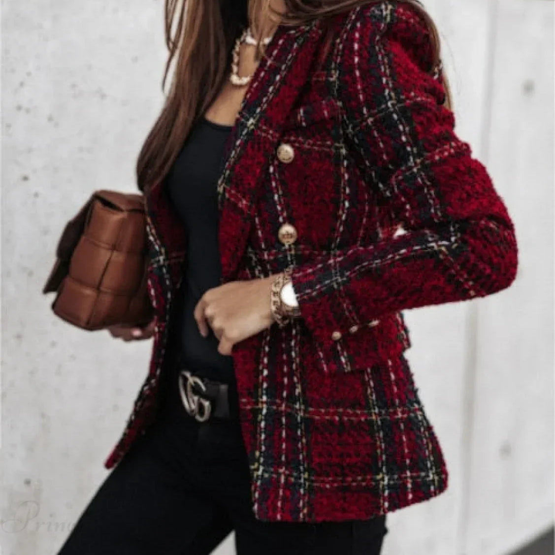 Elegante blazer cruzado a cuadros con corte entallado y mangas largas.