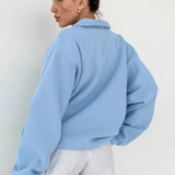 Sudadera holgada con mangas farol y cuello polo.