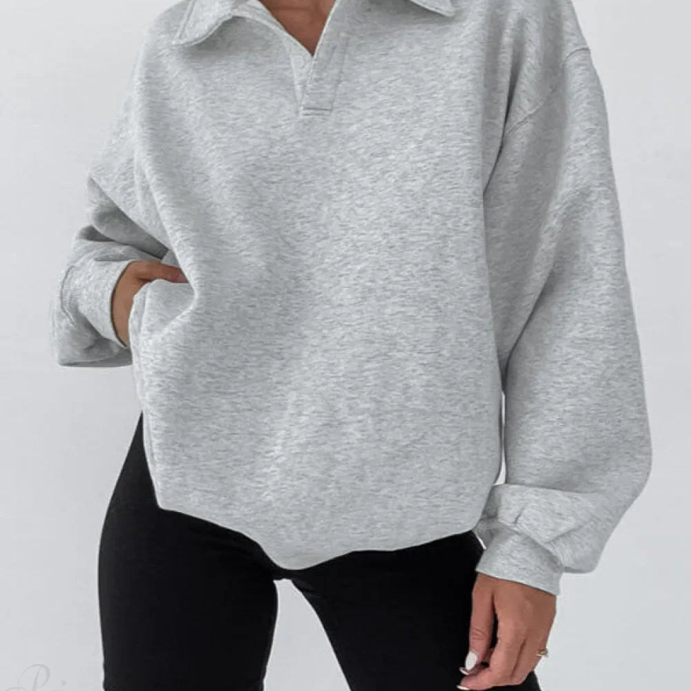 Sudadera holgada con mangas farol y cuello polo.