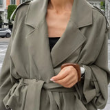 Gabardina elegante e informal con cuello ancho y cinturón anudado
