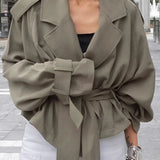 Gabardina elegante e informal con cuello ancho y cinturón anudado