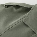 Gabardina elegante e informal con cuello ancho y cinturón anudado