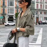 Gabardina elegante e informal con cuello ancho y cinturón anudado