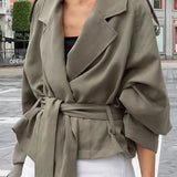 Gabardina elegante e informal con cuello ancho y cinturón anudado