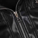 Chaqueta utilitaria oscura con bolsillos de cuero y patchwork