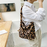 Bolso de hombro con estampado de leopardo y corazón