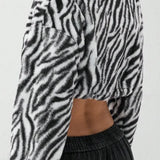 Chaqueta gruesa y esponjosa con forro polar y estampado de leopardo.