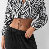 Chaqueta gruesa y esponjosa con forro polar y estampado de leopardo.