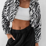 Chaqueta gruesa y esponjosa con forro polar y estampado de leopardo.