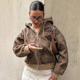 Sudadera con capucha y cremallera de piel sintética con estampado de leopardo