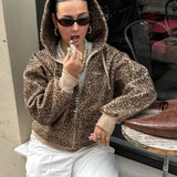 Sudadera con capucha y cremallera de piel sintética con estampado de leopardo