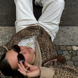 Sudadera con capucha y cremallera de piel sintética con estampado de leopardo