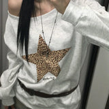 Sudadera con estampado de leopardo y estrellas, escote asimétrico y diseño de hombros descubiertos.