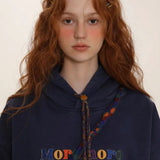 Sudadera con capucha gruesa e informal con letras bordadas.