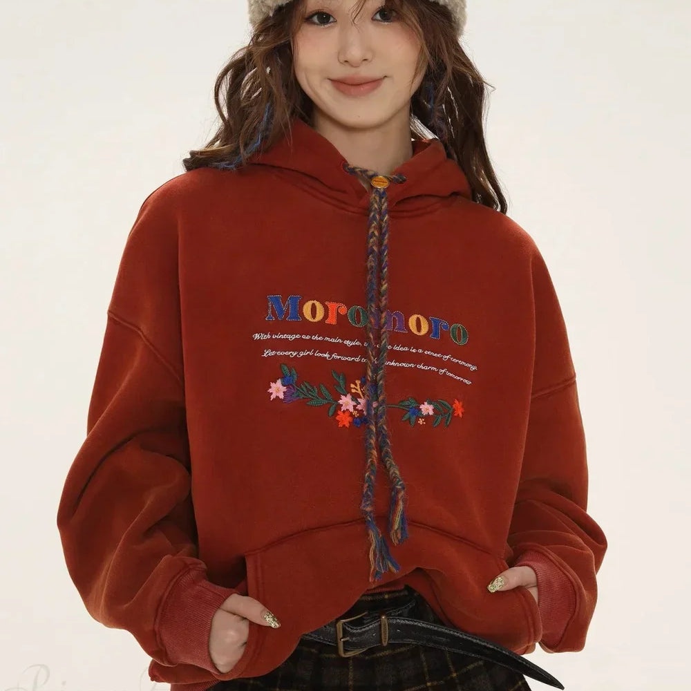 Sudadera con capucha gruesa e informal con letras bordadas.
