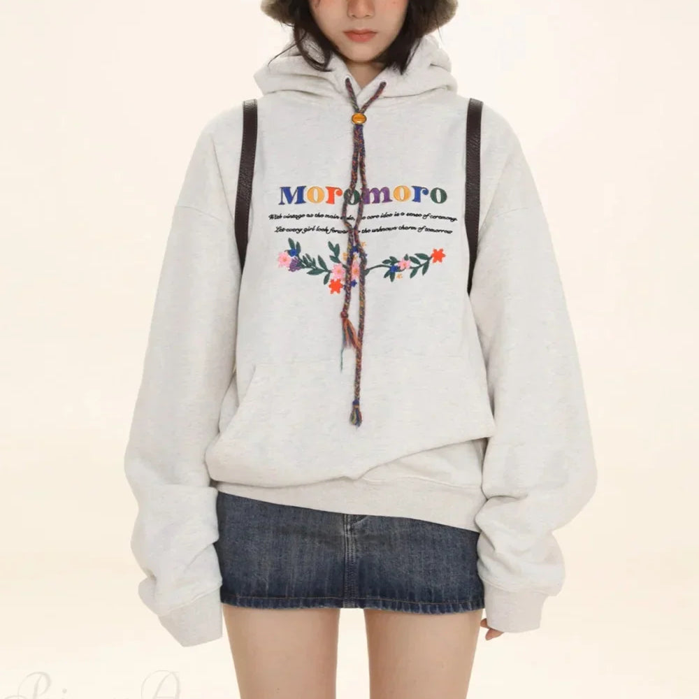 Sudadera con capucha gruesa e informal con letras bordadas.