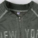 Sudadera con capucha de corte entallado con estampado de letras y cuello alto.
