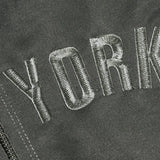 Sudadera con capucha de corte entallado con estampado de letras y cuello alto.