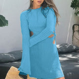 Vestido mini ajustado con mangas largas y cintura recortada.