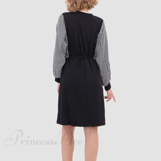 Vestido de manga larga con cintura elástica.