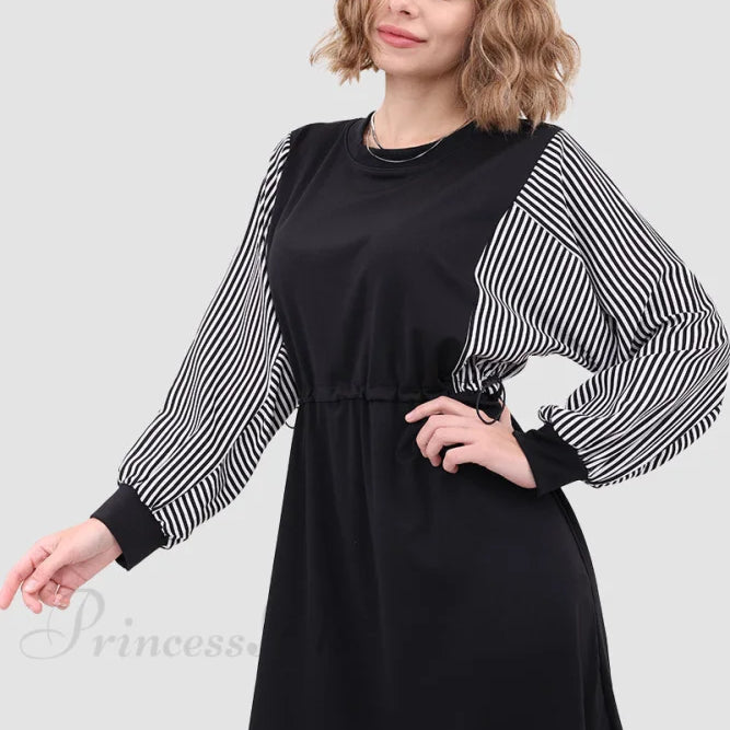 Vestido de manga larga con cintura elástica.