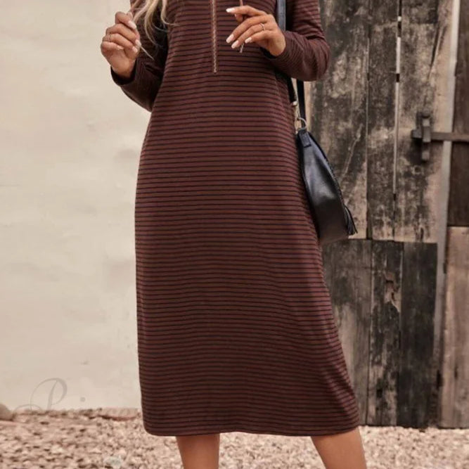 Vestido de manga larga con capucha y rayas