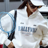 Sudadera deportiva holgada con cuello medio estampado.