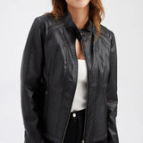 Chaqueta de cuero para mujer – Corte entallado – Cuello alto – Paneles acolchados – Bolsillos con cremallera