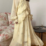 Vestido largo con cintura ajustada, escote en pico y volantes de malla.
