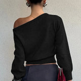 Blusa minimalista de manga larga y cuello asimétrico, corte entallado.