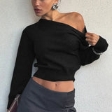 Blusa minimalista de manga larga y cuello asimétrico, corte entallado.