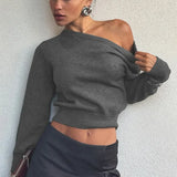 Blusa minimalista de manga larga y cuello asimétrico, corte entallado.
