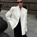 Abrigo blanco minimalista con escote en pico, elegante y casual.