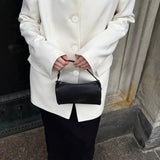 Abrigo blanco minimalista con escote en pico, elegante y casual.