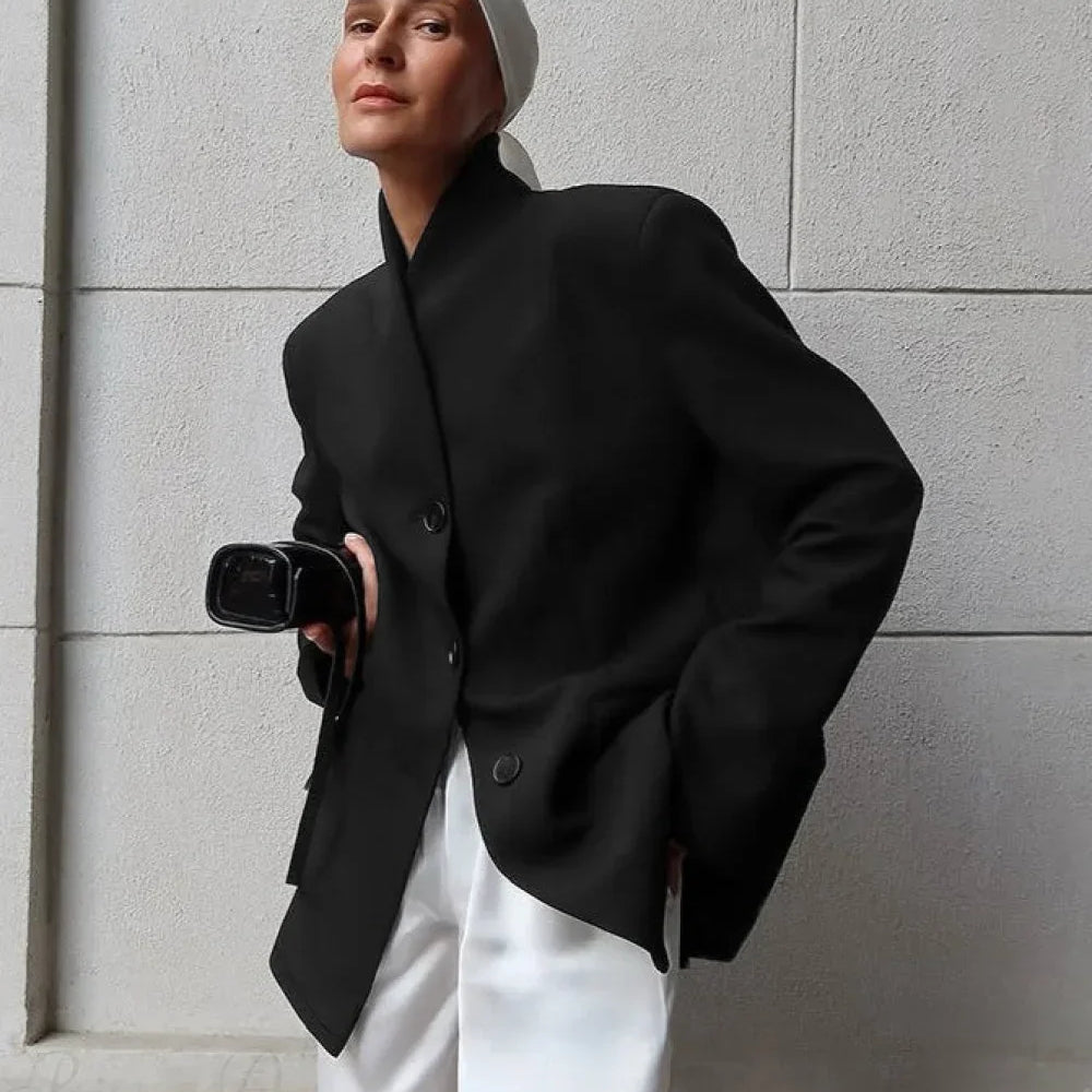 Abrigo blanco minimalista con escote en pico, elegante y casual.