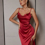 Momento de glamour: Encantador vestido midi con cuello vuelto