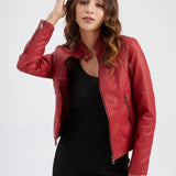 Chaqueta de cuero para mujer – Corte entallado – Cuello recto – Mangas largas – Bolsillos con cremallera