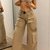Pantalones cargo con piernas rectas, cintura media y múltiples bolsillos.