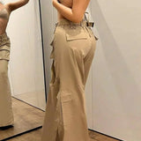 Pantalones cargo con piernas rectas, cintura media y múltiples bolsillos.