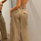 Pantalones cargo con piernas rectas, cintura media y múltiples bolsillos.