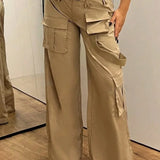 Pantalones cargo con piernas rectas, cintura media y múltiples bolsillos.
