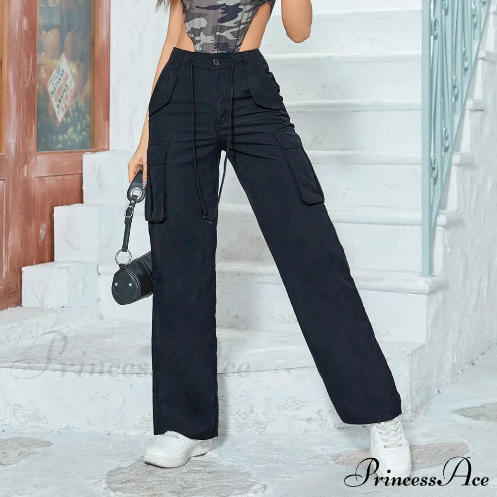 Pantalón recto con perneras anchas y múltiples bolsillos.