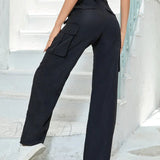 Pantalón recto con perneras anchas y múltiples bolsillos.