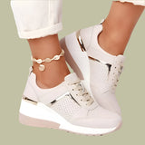 Zapatillas de mujer – Tacón de cuña – Detalle metalizado – Laterales perforados – Comodidad informal