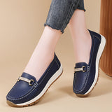 Mocasines de mujer beige con hebilla dorada y suela acolchada