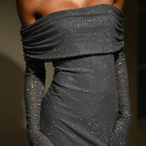 Vestido de noche largo de lentejuelas con corte entallado y escote pronunciado.