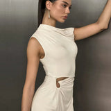 Elegante vestido largo beige con detalles de hombros descubiertos y fruncido.