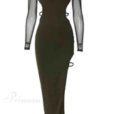 Vestido asimétrico con hombros descubiertos y abertura.